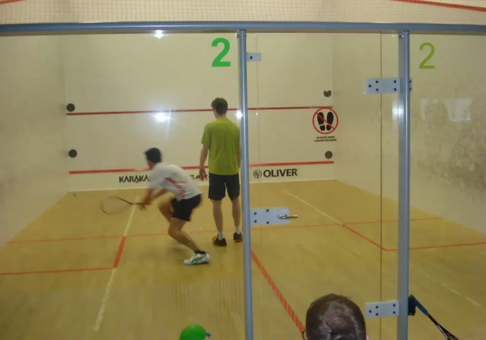 Gdzie zagrać w squash w Rumii? Ceny i dostępność kortów