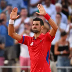 Novak Djoković pozdrawia publiczność po zdobyciu wta 1000 punktów.