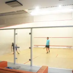 Squash na politechnice: Jak korzystać z kortów i kursów dla studentów