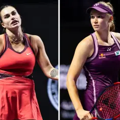 Dwie tenisistki, Sabalenka i Rybakina, w akcji. Rywalki w intensywnym meczu, każda skupiona na zwycięstwie.