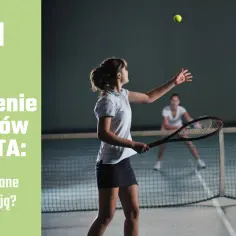 Dziewczyna serwuje na korcie tenisowym, przygotowując się do turnieju ATP.