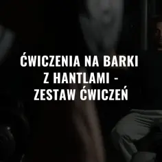 Mężczyzna wykonuje ćwiczenia na barki z hantlami. Odkryj najlepsze ćwiczenia na barki z hantlami w tym zestawie.