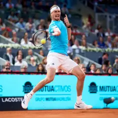 Zverev w akcji na korcie, uderza piłkę podczas meczu.