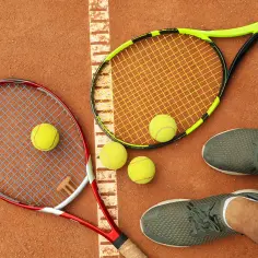 Dwie rakiety tenisowe i cztery piłki na ceglanej nawierzchni. Czas na tie break tenis!