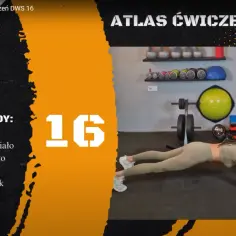 Kobieta wykonuje ćwiczenie deska (plank) w siłowni. Na ekranie widnieje napis "DESKA (PLANK)" i lista najczęstszych błędów.