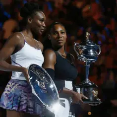 Siostry Williams, Venus i Serena, z trofeami po zwycięstwie w finale Australian Open.