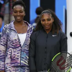 Siostry Williams, amerykańskie tenisistki, w sportowych strojach na korcie.
