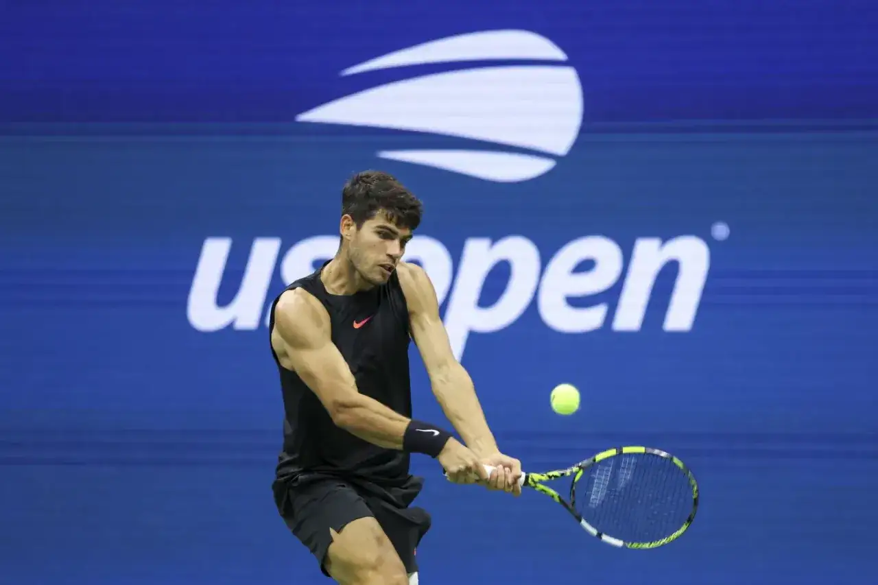 Carlos Alcaraz, jeden z czołowych amerykańscy tenisiści, uderza piłkę podczas US Open.
