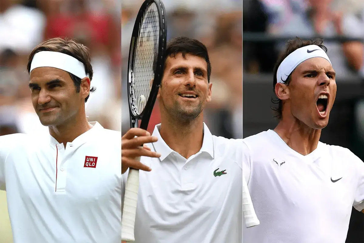 Roger Federer, Novak Djoković i Rafael Nadal – trzej najlepsi tenisiści wszechczasów na jednym zdjęciu, w białych koszulkach, gotowi do walki.