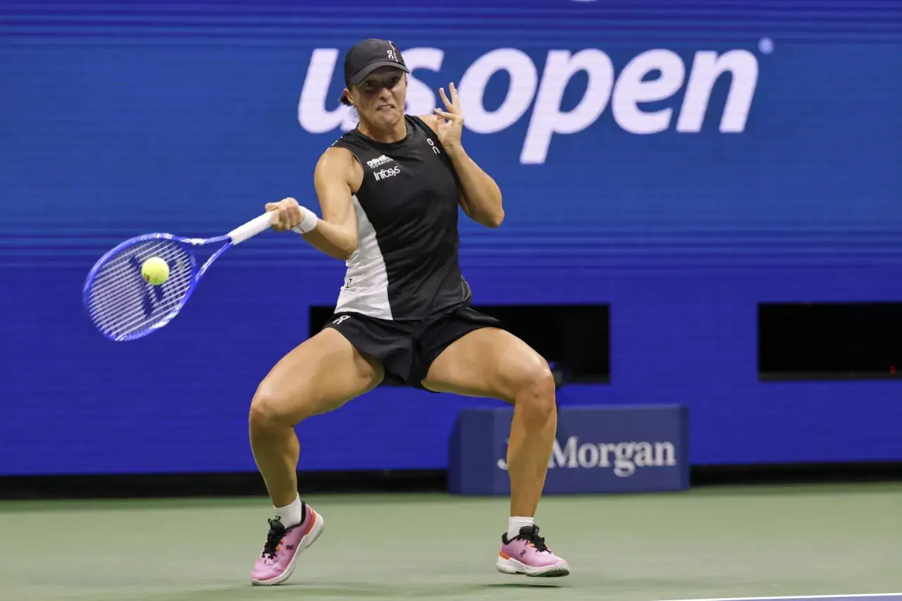 Tenisistka w akcji podczas turnieju WTA US Open.