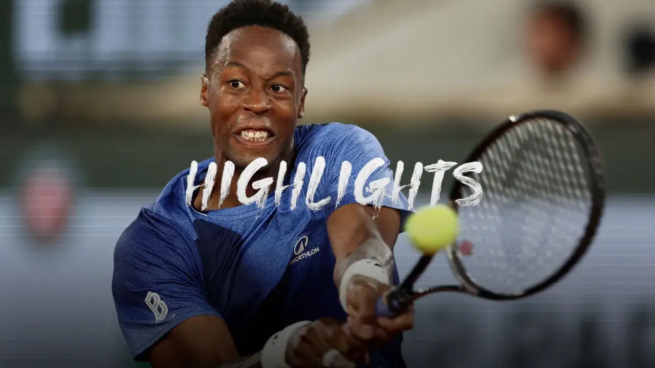 Gael Monfils, francuski tenisista, w akcji podczas meczu. Widać jego skupienie i siłę uderzenia.